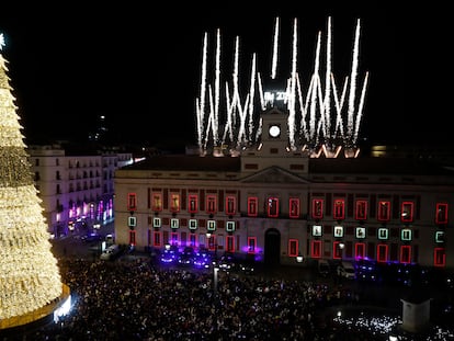 Cientos de personas se reúnen anoche en la Puerta del Sol de Madrid para recibir con las campanadas de Año Nuevo.