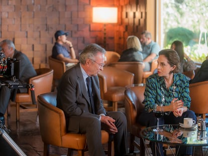 Óscar Martínez y Adriana Ozores, en el rodaje de 'Galgos'.