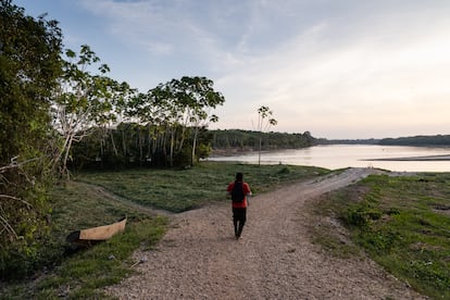 Edilson Álvarez, camina hacia el río Guayabero.