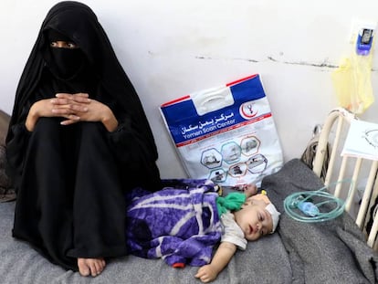 Una madre yemení, junto a su hijo desnutrido, este viernes en Saná.