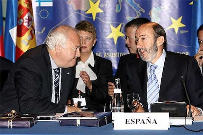 Moratinos y Rubalcaba, durante la cumbre en Madrid.