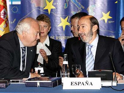 Moratinos y Rubalcaba, durante la cumbre en Madrid.