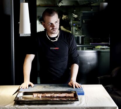 El chef madrileño David Muñoz en la cocina de su restaurante DiverXo, tres estrellas Michelín, en Madrid.