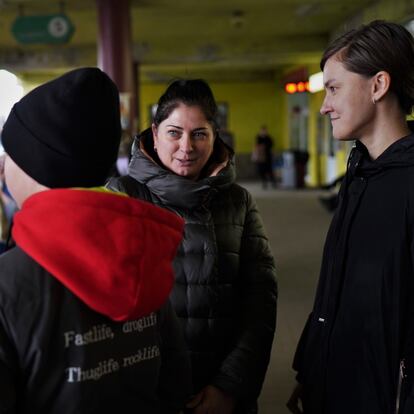 Pilkevich, a la derecha, en la estación de buses de Lviv, en marzo de 2022. Foto: Luis de Vega
