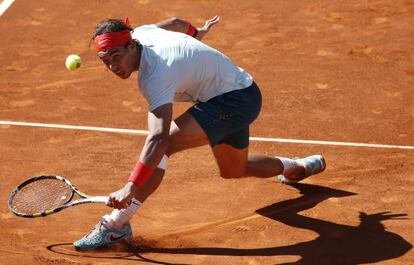 Nadal devuelve una bola ante Ferrer.