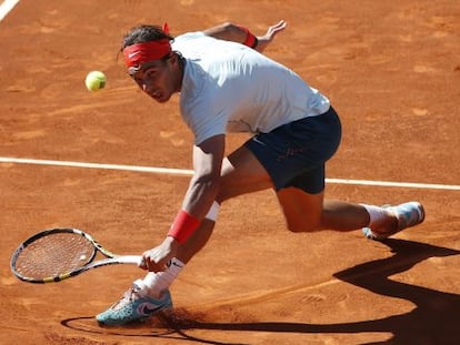 Nadal devuelve una bola ante Ferrer.
