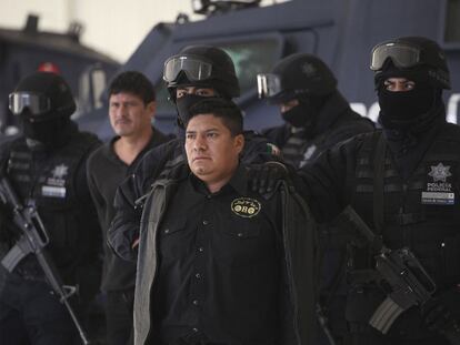 La policía presenta ante la prensa a Flavio Méndez Santiago, <i>El Amarillo,</i> ayer en México.