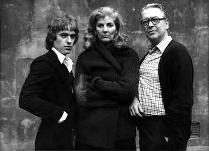 Elizabeth Jane Howard con su esposo Kingsley Amis y el hijo de ambos, el escritor Martin Amis.