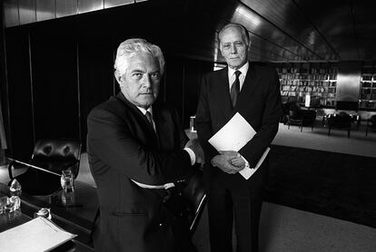 Javier Valls Taberner (a la izquierda), junto a su hermano Luis, en mayo de 1990 cuando eran copresidentes del Banco Popular en uno de los despachos de la entidad.