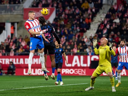 Artem Dovbyk marcando ante el Sevilla en un partido de LaLiga.