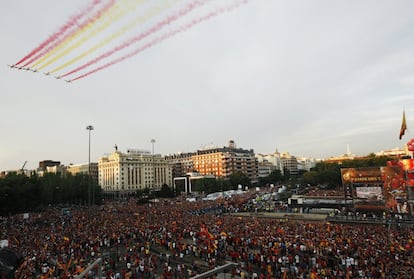 La patrulla Águila del Ejército del Aire da la bienvenida a la selección sobrevolando la plaza de Colón con la bandera española.