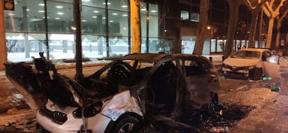 Coches quemados, ante el Palacio de Congresos de la Fira, durante el segundo macrobotellón por La Mercè.