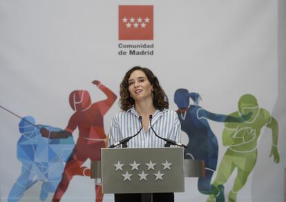 La presidenta de la Comunidad de Madrid, Isabel Díaz Ayuso, interviene en el acto para recibir el título de Maratoniana de Honor.