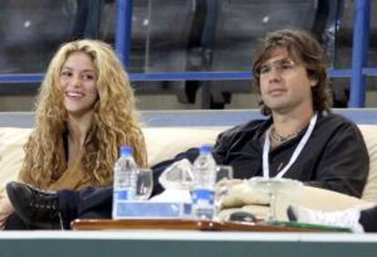 Imagen de archivo de la cantante colombiana Shakira, (i), junto a su exnovio Antonio de la Rua, (d), durante la semifinal de un torneo de exhibición de Abu Dhabi el 2 de enero de 2009. 