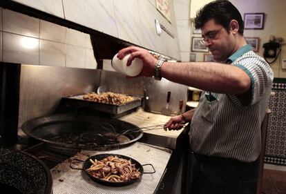 José de la Freiduría de Embajadores prepara una de las tapa de gallinejas y entresijos.