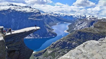 Saliente del acantilado de Trolltunga, conocido como la lengua del troll, en Noruega.