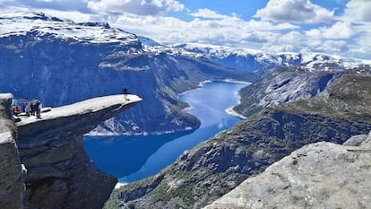 Saliente del acantilado de Trolltunga, conocido como la lengua del troll, en Noruega.