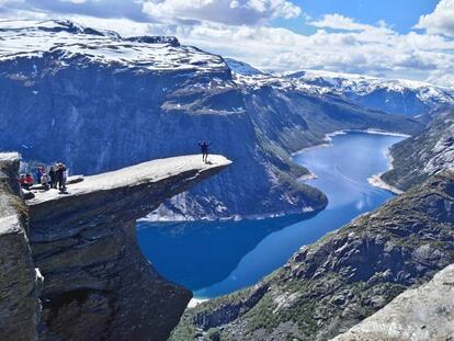 Saliente del acantilado de Trolltunga, conocido como la lengua del troll, en Noruega.