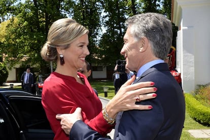 La reina M&aacute;xima de Holanda con Mauricio Macri en la quinta presidencial argentina.