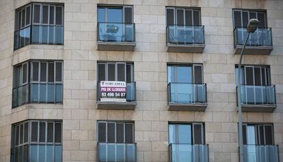 Un edificio con un piso en alquiler en la plaza Universitat de Barcelona 