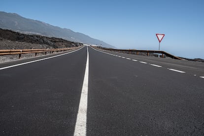 La nueva carretera a la costa en La Palma, construida por el Ministerio de Transportes, Movilidad y Agenda Urbana.