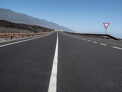 La nueva carretera a la costa en La Palma, construida por el Ministerio de Transportes, Movilidad y Agenda Urbana.