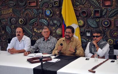 Delegados de las FARC para las conversaciones de paz comparecen en rueda de prensa esta semana en La Habana.