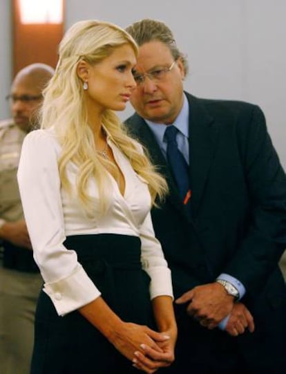 Paris Hilton junto a su abogado David Chesnoff en 2010.
