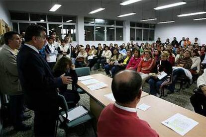 Padres de alumnos y profesores del instituto Virgen de la Esperanza, durante la asamblea celebrada ayer.