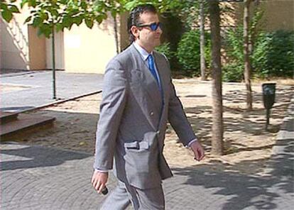 Francisco Bravo, a su llegada a las oficinas de la promotora inmobiliaria Euroholding, en Villaviciosa de Odón.
/ EFE