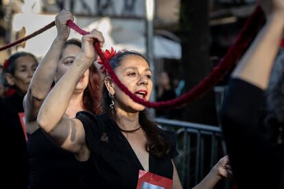 Joan, quien cambió su apellido al de Jara, decía que Chile sufrió una tragedia colectiva, pero mencionaba el haber tenido suerte, ya que ella pudo ver a su esposo muerto. Tener suerte ante el horror, ante la tragedia, en un país donde aún hay 1.092 personas desaparecidas por la 
dictadura. Tuvo suerte de ser las pocas en haber tenido algo de verdad, algo de justicia dentro de lo injusto de los procesos de justicia en Chile. En la imagen, un grupo de participantes en el funeral de Joan Jara.