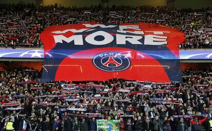 La enorme pancarta (en inglés) desplegada en el Parque de los Principes por la afición del PSG. "Queremos más", se puede leer.