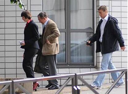 El ex presidente de EADS Noël Forgeard, en el centro, a la entrada del juzgado en París.