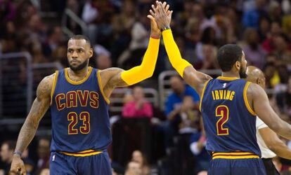 LeBron James choca la mano con Kyrie Irving.