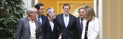 Mariano Rajoy, la ministra de Empleo, F&aacute;tima B&aacute;&ntilde;ez, y los representantes patronales y sindicales, el pasado diciembre. 