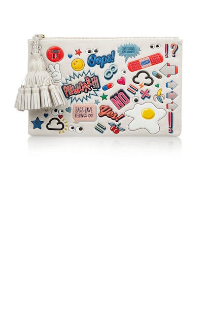 Las pegatinas de Anya Hindmarch invaden todos sus diseños. También en formato clutch (c.p.v.)