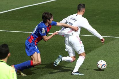 El jugador del Eibar Bryan Gil agarra de la camiseta a Lucas Vázquez durante una jugada.