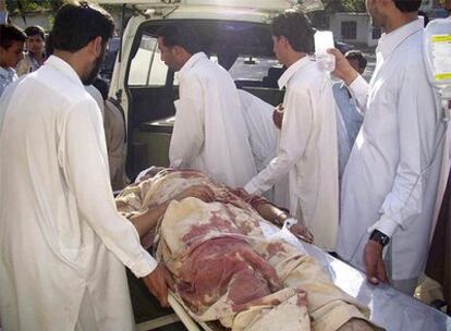 Un hombre recibe atención médica en un hospital del valle del Swat.