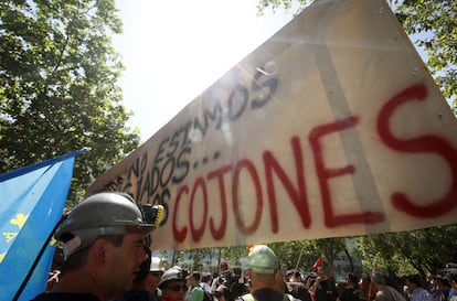 Manifestantes en defensa de la minería del carbón se dirigen a la sede del Ministerio de Industria