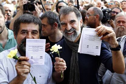 Jordi Sànchez (ANC) i Jordi Cuixart (Òmnium), amb paperetes del referèndum.