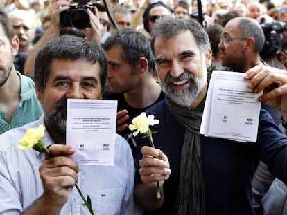 Jordi Sànchez (ANC) i Jordi Cuixart (Òmnium), amb paperetes del referèndum.