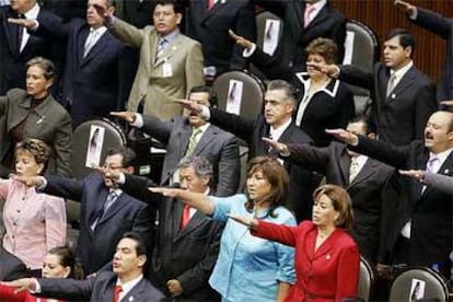 Los diputados mexicanos juran el cargo al constituirse el nuevo Legislativo.