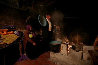Mohamed Amin y su esposa Monida, ambos musulmanes, cocinan tamales tradicionales en San Cristóbal de las Casas (México).