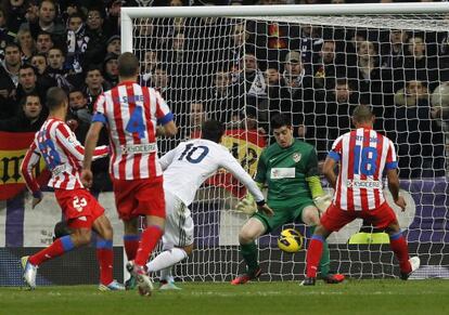 Özil, en el momento de lograr el segundo tanto del Madrid