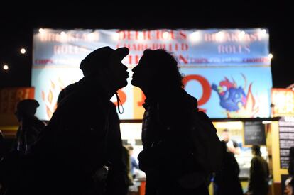 Entre el barro y tiendas de campaña, miles de personas han disfrutado de cuatro días de música en directo en uno de los festivales de música más importante del Reino Unido. Te mostramos una recopilación de las mejores fotos que han dejado el Festival Galstonbury 2016. En la imagen, la silueta de una pareja vista durante la jornada nocturna del festival, el 24 de junio de 2016.