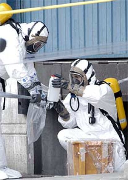 Agentes de Alerta Química recogen el paquete sospechoso.