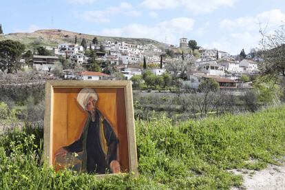 Retrato del misionero Pedro Páez, del pintor Álvaro Delgado, y de fondo, Olmeda de las Fuentes, un pueblo de 360 habitantes en el este de la región, plagado de artistas.