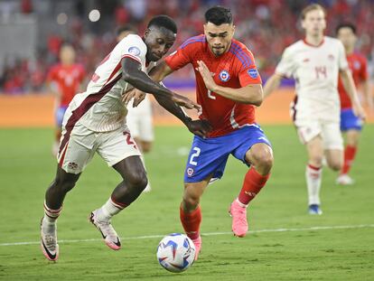 Richie Laryea, de Canadá, y Gabriel Suazo, de Chile, durante el partido del grupo A de la Copa América en Orlando, Florida (EE UU), este 29 de junio.