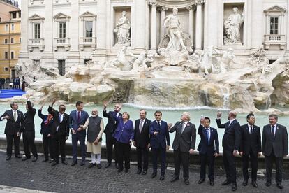 Los líderes del G-20 lanzan una moneda de un euro a la Fontana de Trevi antes de comenzar la segunda jornada de reuniones, este domingo. Los jefes de Estado o de Gobierno del grupo del G-20, que engloban el 80% del producto interior bruto del planeta, han alcanzado en Roma un principio de acuerdo sobre las conclusiones finales de la cumbre.