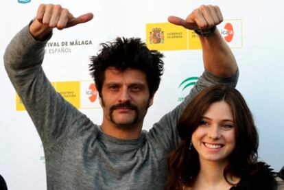 El actor Joel Joan junto a la a actriz Diana Iluiana en la presentación de 'Catalunya über alles!' en el Festival de Cine de Málaga.